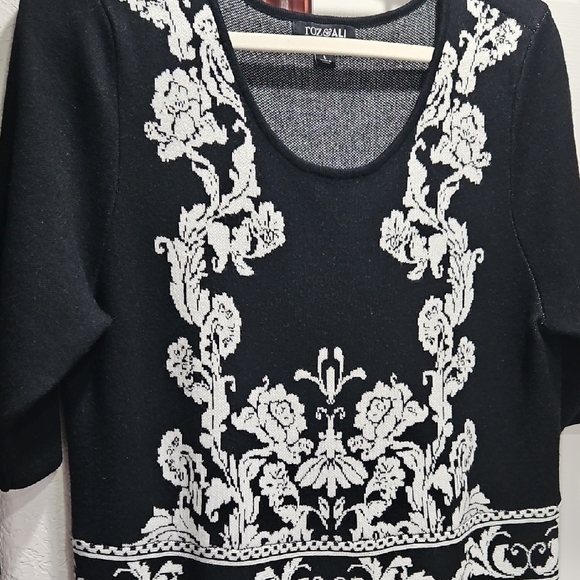 Roz & Ali Monochrome Knit Top. From dress barn. - Picture 2 of 4